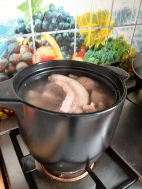 然后把五花肉放在上边。熟了在捞出来。让煮出来的油和莲藕融合，藕更好吃。