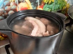 然后把五花肉放在上边。熟了在捞出来。让煮出来的油和莲藕融合，藕更好吃。