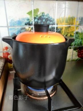 盖上盖子小火煨汤，定时20分钟来看一次。二小时的时间不算长也不短。注意别糊锅底。煨好了在加盐。