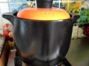 盖上盖子小火煨汤，定时20分钟来看一次。二小时的时间不算长也不短。注意别糊锅底。煨好了在加盐。