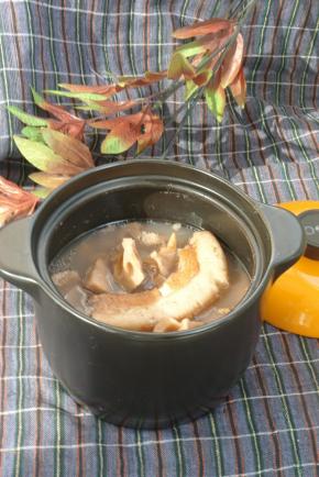 美味的煨汤来了。把肉捞出来，可以做白肉沾料吃：）