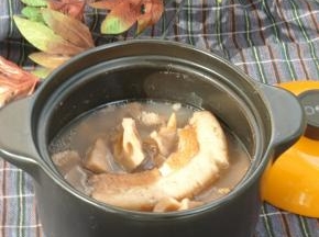 美味的煨汤来了。把肉捞出来，可以做白肉沾料吃：）