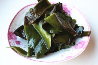 这次用的是盐渍海带，浸泡半个小时后洗净盐分。