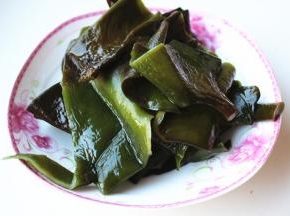 这次用的是盐渍海带，浸泡半个小时后洗净盐分。