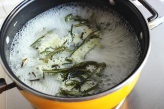 汤锅加水烧开，放入海带丝煮一分钟。