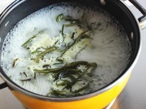 汤锅加水烧开，放入海带丝煮一分钟。