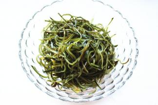 捞出后过凉水，沥干水分放入容器内。