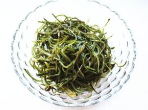 捞出后过凉水，沥干水分放入容器内。