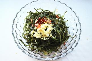 干辣椒切成丝，也放上去，加入所有调料。