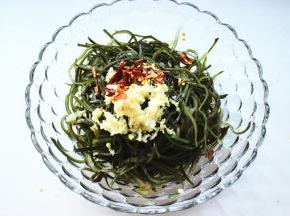 干辣椒切成丝，也放上去，加入所有调料。