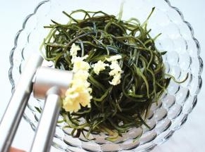 蒜和姜用压蒜器压成末放在海带丝上面。