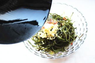 炒锅加入花生油和芝麻油，烧热后浇在海带丝上面就好，拌匀就可以了。