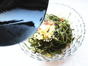 炒锅加入花生油和芝麻油，烧热后浇在海带丝上面就好，拌匀就可以了。
