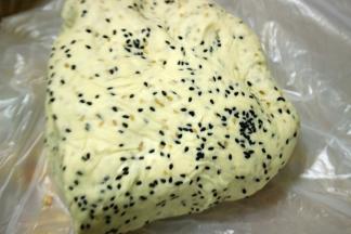 主料里的面团材料混合在一起，揉成面团，醒发一会。