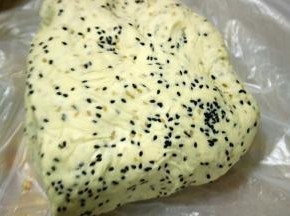 主料里的面团材料混合在一起，揉成面团，醒发一会。