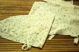 擀成均匀的薄片，不超过1mm的厚度，太薄炸的时候容易糊，太厚不好吃。