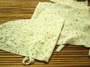 擀成均匀的薄片，不超过1mm的厚度，太薄炸的时候容易糊，太厚不好吃。