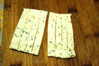 折三折，共四层，切成条，底部不切断。