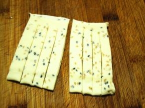 折三折，共四层，切成条，底部不切断。