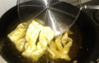 锅里放入大量油，烧热后，放入蕉叶炸31分钟左右即可，表面变黄，捞出沥干油，炸焦叶就完成。