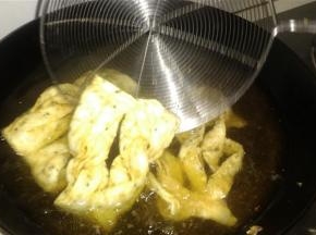 锅里放入大量油，烧热后，放入蕉叶炸31分钟左右即可，表面变黄，捞出沥干油，炸焦叶就完成。