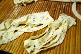 揭开，中间掏过去，成结状。