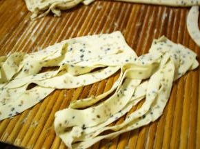 揭开，中间掏过去，成结状。