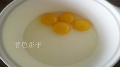 鸡蛋分开，蛋清在一个无油干净的容器、蛋黄装在另一个容器里