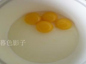 鸡蛋分开，蛋清在一个无油干净的容器、蛋黄装在另一个容器里