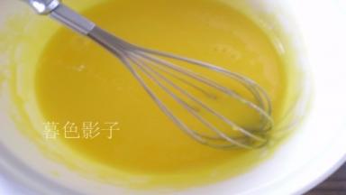 蛋黄、油、10克糖搅打融合