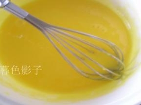 蛋黄、油、10克糖搅打融合