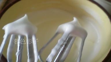 蛋清用电动打蛋器开低速搅打、一共分为三次加糖、起泡泡的时加白糖、小泡泡在加糖、出现小纹路在加糖、出现大纹路提起打蛋器、有小弯钩就停止打蛋