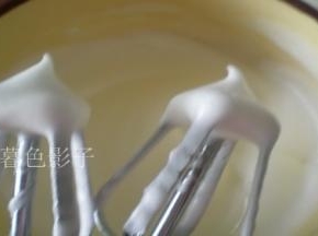 蛋清用电动打蛋器开低速搅打、一共分为三次加糖、起泡泡的时加白糖、小泡泡在加糖、出现小纹路在加糖、出现大纹路提起打蛋器、有小弯钩就停止打蛋