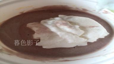 把蛋白分二、三次加到面糊里、上下翻拌、切记不要转圈拌免得消泡