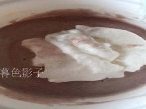 把蛋白分二、三次加到面糊里、上下翻拌、切记不要转圈拌免得消泡