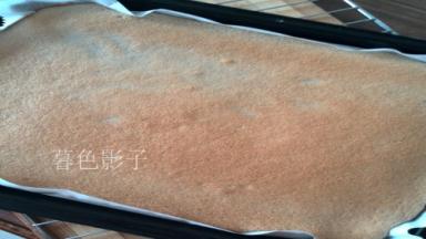 烤箱预热、上下火150度、14分钟、烤好立即出炉，反扣在一张新油纸上