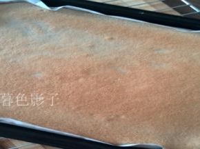 烤箱预热、上下火150度、14分钟、烤好立即出炉，反扣在一张新油纸上