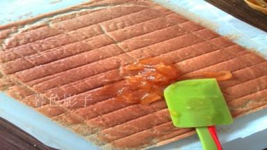 冷了抹果酱，卷起来定型