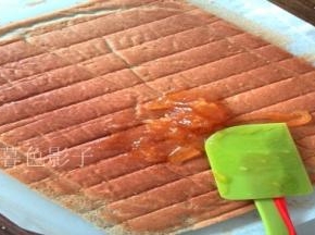 冷了抹果酱，卷起来定型