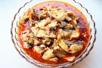 先把鱼肉捞出放在刚才准备的蔬菜上，再加入汤。