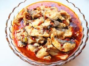 先把鱼肉捞出放在刚才准备的蔬菜上，再加入汤。