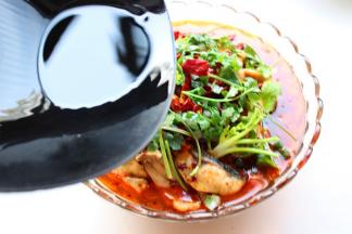 炒锅加入花生油和一些芝麻油，烧热后泼在鱼上面即可，辣椒的香味会充分散发出来。