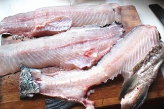 草鱼一条，不要鱼头，洗净去除内脏后片下鱼肉。