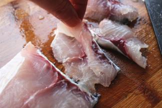 鱼肉切蝴蝶片，一刀切断一刀连着。