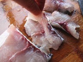 鱼肉切蝴蝶片，一刀切断一刀连着。