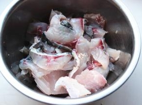 切好的鱼肉放进容器。