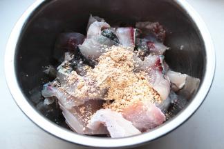 加入水煮鱼调料里的腌料包，拌匀后腌制20分钟以上。