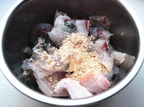 加入水煮鱼调料里的腌料包，拌匀后腌制20分钟以上。