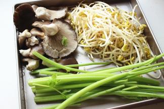 腌鱼片的时候开始准备蔬菜，根据自己的喜好就好，准备好的蔬菜洗净。