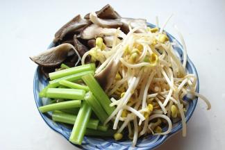 洗好的蔬菜切段，蘑菇掰成小片。